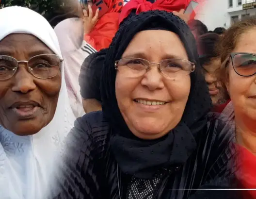 أمهات مغربيات يستقبلن أسود الأطلس بالزجل والزغاريد في شوارع الرباط