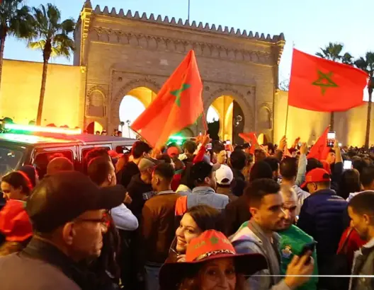 هكذا ضلت الجماهير تهتف بالمنتخب الوطني أمام باب السفراء بعد دخول حافلة الأسود