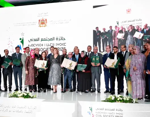 تتوج الفائزين بجائزة المجتمع المدني