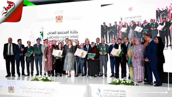 تتوج الفائزين بجائزة المجتمع المدني