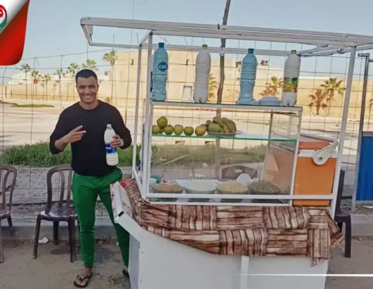 بداية الكفاح.. أشرف شاب يختار بيع الرايب رغم تفوقه في الدراسة (فيديو)