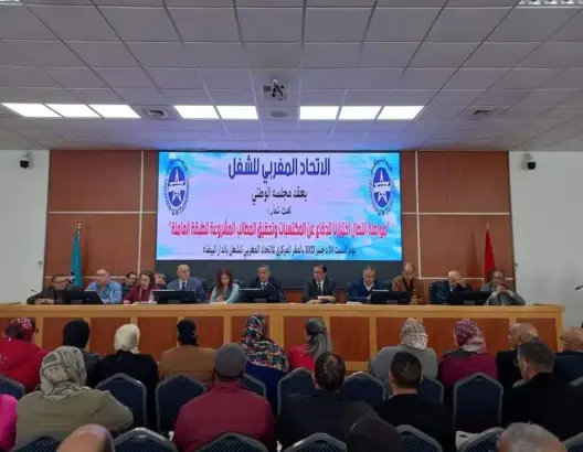 نقابة مخارق تستنكر تراجع الحكومة عن التزاماتها وترفض رفع سن التقاعد في التعليم