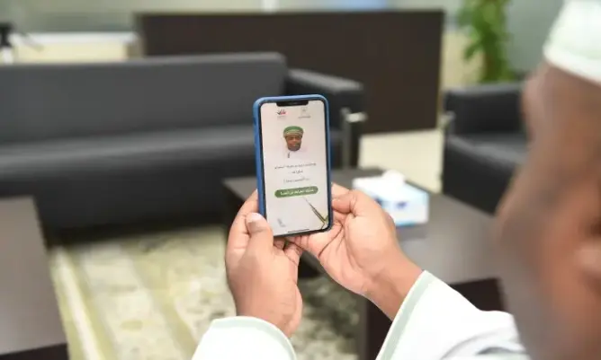 العمانيون ينتخبون ممثليهم بالبلديات عبر تطبيق هاتفي بدلا من مكاتب الاقتراع