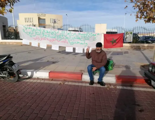 يطالب بالإنصاف منذ ست سنوات.. موظف جماعي يحتج أمام عمالة ميدلت