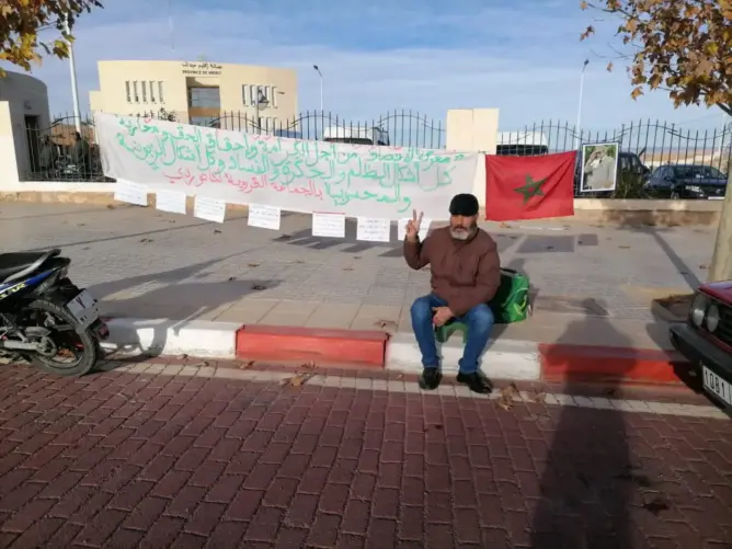 يطالب بالإنصاف منذ ست سنوات.. موظف جماعي يحتج أمام عمالة ميدلت