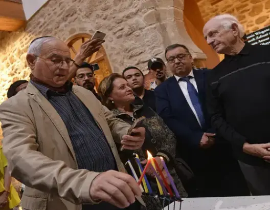 بحضور أزولاي.. تقليد “حانوكا” السنوي يجمع مسلمين ويهودا ومسيحيين بالصويرة 