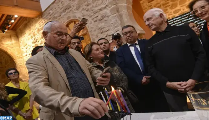 بحضور أزولاي.. تقليد “حانوكا” السنوي يجمع مسلمين ويهودا ومسيحيين بالصويرة 