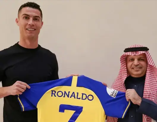 رسميا.. النجم البرتغالي رونالدو ينضم إلى نادي النصر السعودي