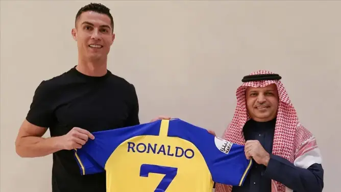 رسميا.. النجم البرتغالي رونالدو ينضم إلى نادي النصر السعودي