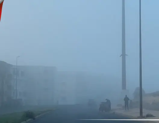 ضباب كثيف يحجب الرؤية بشوارع سلا