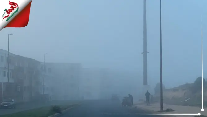 ضباب كثيف يحجب الرؤية بشوارع سلا