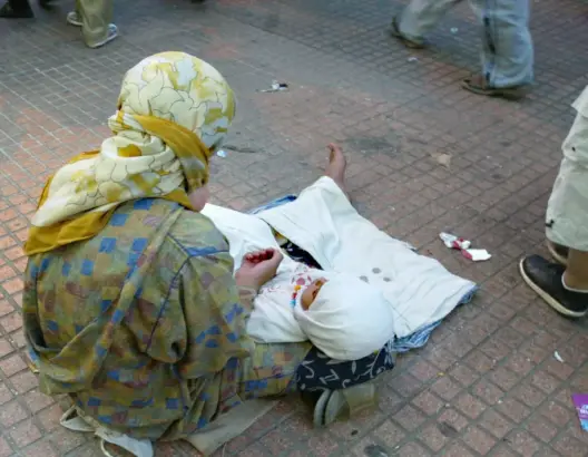 سابقة.. سيدة تطلب رخصة التسول من رئيس جماعة بني ملال