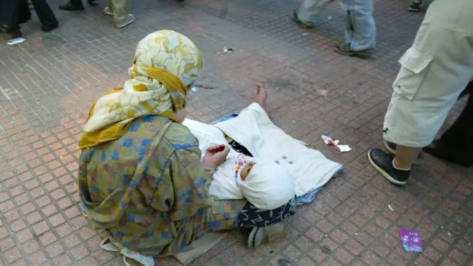 سابقة.. سيدة تطلب رخصة التسول من رئيس جماعة بني ملال