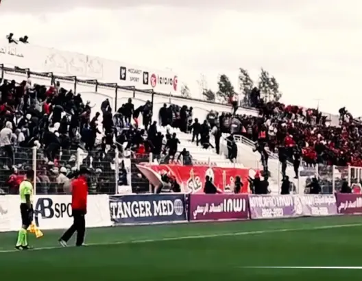 لحظة اندلاع الشغب بملعب تطوان