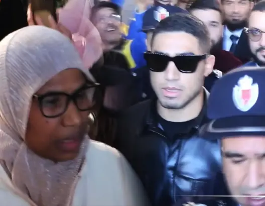 لحظة وصول حكيمي ووالدته لمطار طنجة