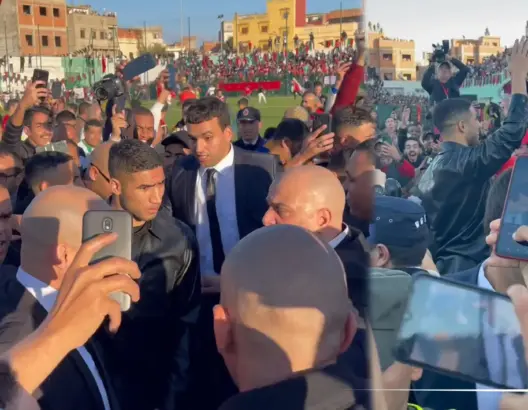 المئات يستقبلون حكيمي بالقصر الكبير وسوء التنظيم يُعكِّر حفل تكريمه (فيديوهات)