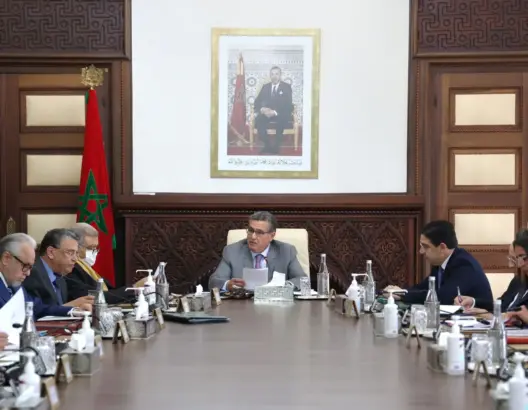 الحكومة تعلن استكمال الترسانة القانونية لتفعيل نظامي الاستثمار في الآجال المحددة