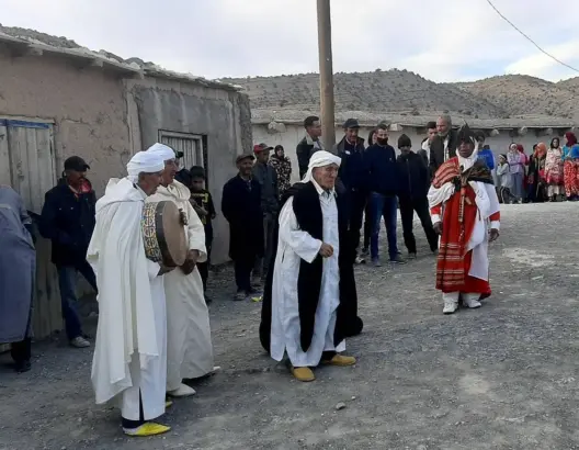 دعما لملف ترشيحه لقائمة “اليونسكو”.. باحث أمازيغي يغوص في فن “بوغانيم”