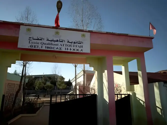 خفض الأجور والحرمان من “CNSS” يدفع عاملات مطعم ثانوية ببني ملال للإضراب