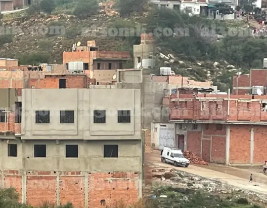 رغم تحذيرات الوالي.. البناء العشوائي يغزو جماعة اكزناية ضواحي طنجة (صور)