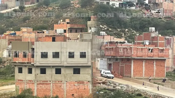 رغم تحذيرات الوالي.. البناء العشوائي يغزو جماعة اكزناية ضواحي طنجة (صور)