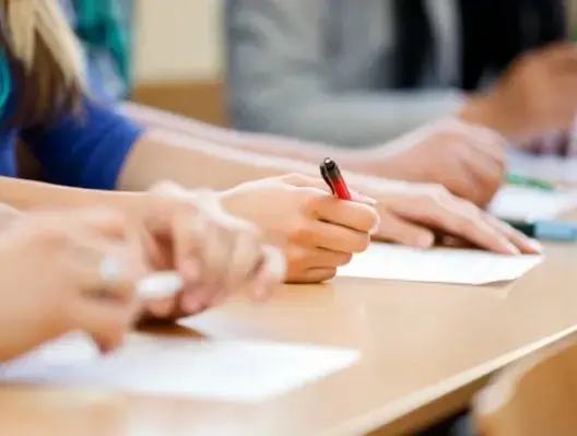 في ظلام دامس.. تلاميذ بدمنات يجتازون الامتحان الجهوي بضوء الهواتف