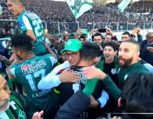 البدراوي يشارك اللاعبين والجماهير الرجاوية فرحة الفوز