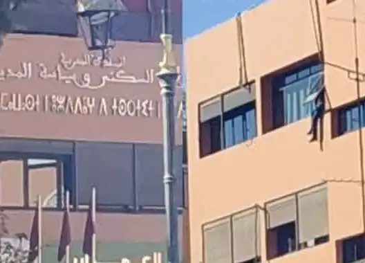 مواطن يهدد بالانتحار بمقر العمران بمراكش وحقوقي: المؤسسة تغفل أنها تتعامل مع فئات هشة