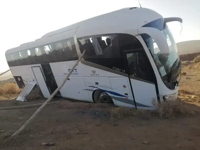 ذعر بين مسافرين إثر انزلاق حافلة في طريق وعرة بين خنيفرة ومريرت