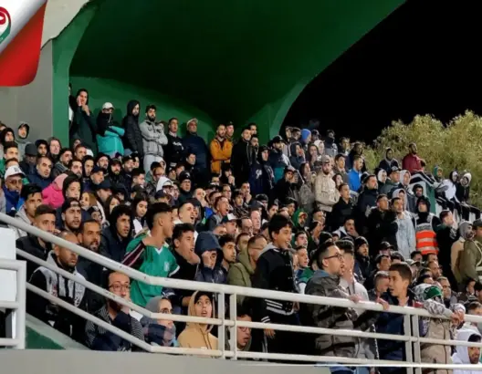 رغم منع التنقل.. جماهير الرجاء حاضرة بملعب العبدي