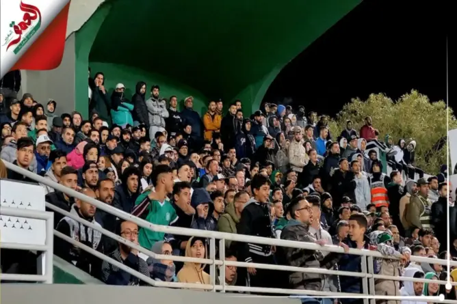 رغم منع التنقل.. جماهير الرجاء حاضرة بملعب العبدي