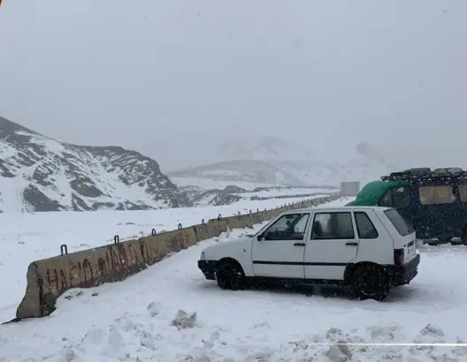 الثلوج تكسو مرتفعات تيشكا في منظر مبهج