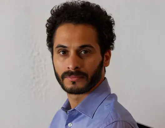 سقط في عرض البحر.. وفاة غامضة لممثل مغربي بإسبانيا