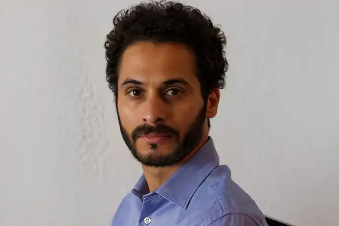 سقط في عرض البحر.. وفاة غامضة لممثل مغربي بإسبانيا