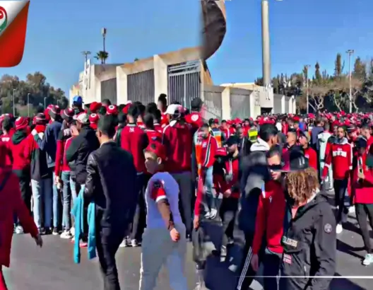 لحظة ولوج الجماهير ملعب مولاي عبد الله