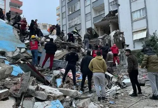زلزال تركيا .. فرق الإنقاذ تحاول انتشال عائلة مغربية تحت الأنقاض بـ”هاتاي”