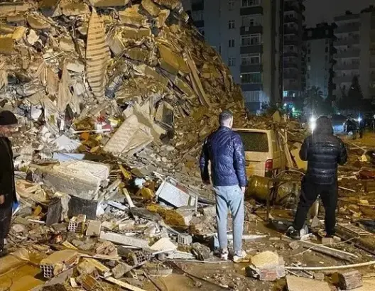 الرئيس التركي: حصيلة الزلزال ترتفع إلى أزيد من 900 قتيل و5 آلاف جريح