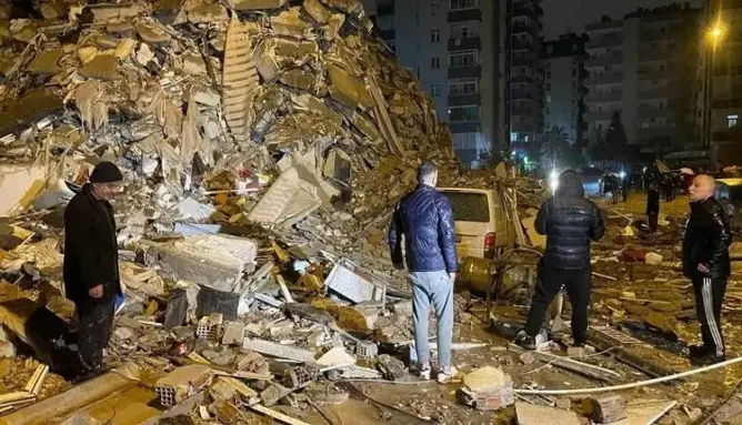 الرئيس التركي: حصيلة الزلزال ترتفع إلى أزيد من 900 قتيل و5 آلاف جريح