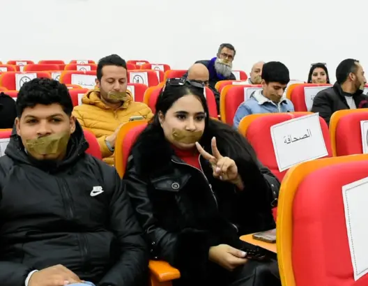 صحافيون بفاس يكممون أفواههم احتجاجا على العمدة