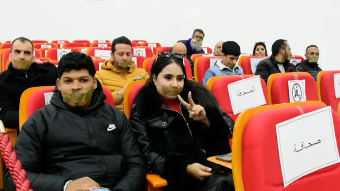 صحافيون بفاس يكممون أفواههم احتجاجا على العمدة