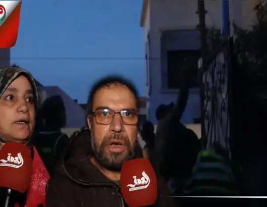 لحظة هدم السلطات بوابة منزل بالجديدة.. والأسرة: “جاو لينا بالليل ورعبونا”