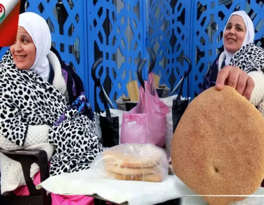 مليكة من أزمور.. سيدة اختارت مساعدة زوجها ببيع الخبز وهذه قصتها