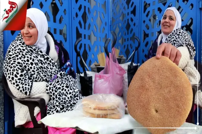مليكة من أزمور.. سيدة اختارت مساعدة زوجها ببيع الخبز وهذه قصتها