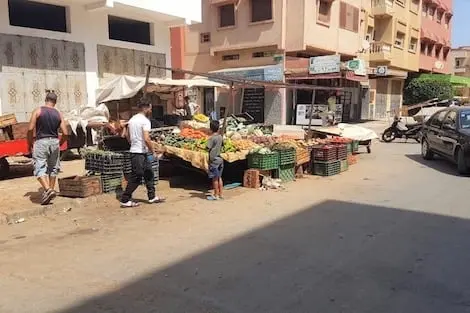 سوق عشوائي يؤرق سكان حي “سعيد حجي” بسلا .. ومطالب بتدخل السلطات