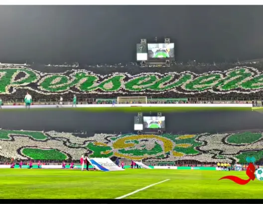 تيفو واحتفالية.. جماهير الرجاء تعود للإبداع بـ”الكورفاسود”