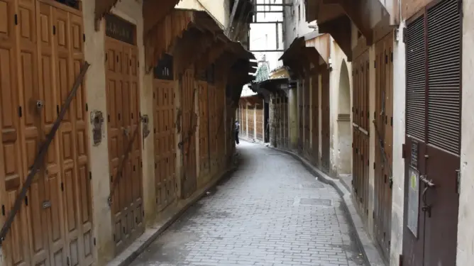 لماذا يُغلق تجار المدينة العتيقة بفاس محلاتهم يوم الجمعة؟