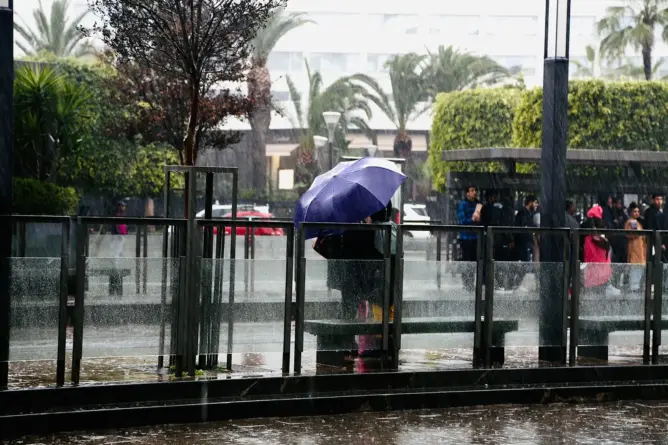 نشرة إنذارية: أمطار قوية مصحوبة بالرياح والبرد اليوم الأحد بهذه المناطق