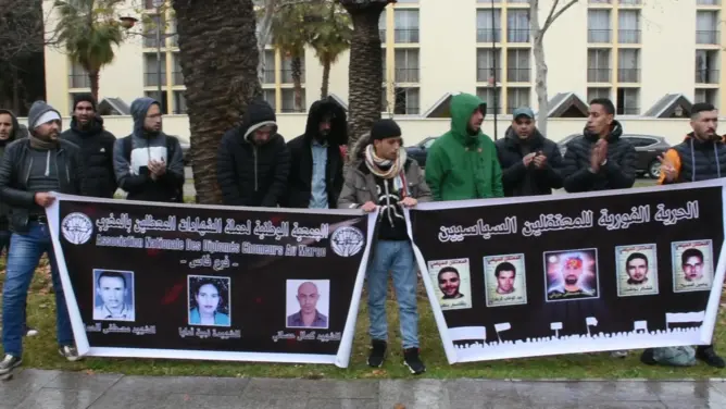حملة الشهادات المعطلين يحتجون أمام ولاية جهة فاس مكناس