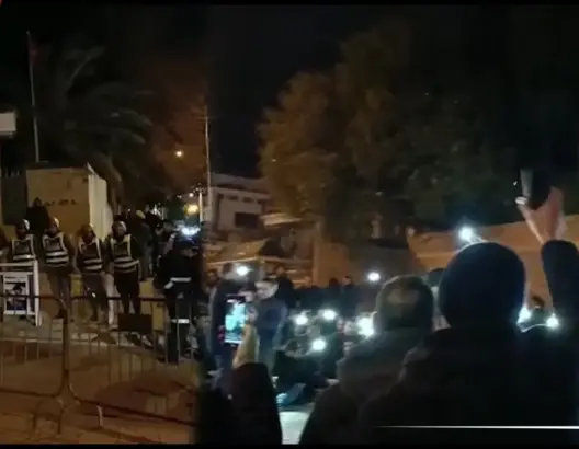 الأساتذة “المتعاقدون” يتظاهرون ليلا أمام أكاديمية تطوان تنديدا بتوقيف زملائهم