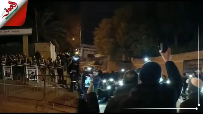 الأساتذة “المتعاقدون” يتظاهرون ليلا أمام أكاديمية تطوان تنديدا بتوقيف زملائهم